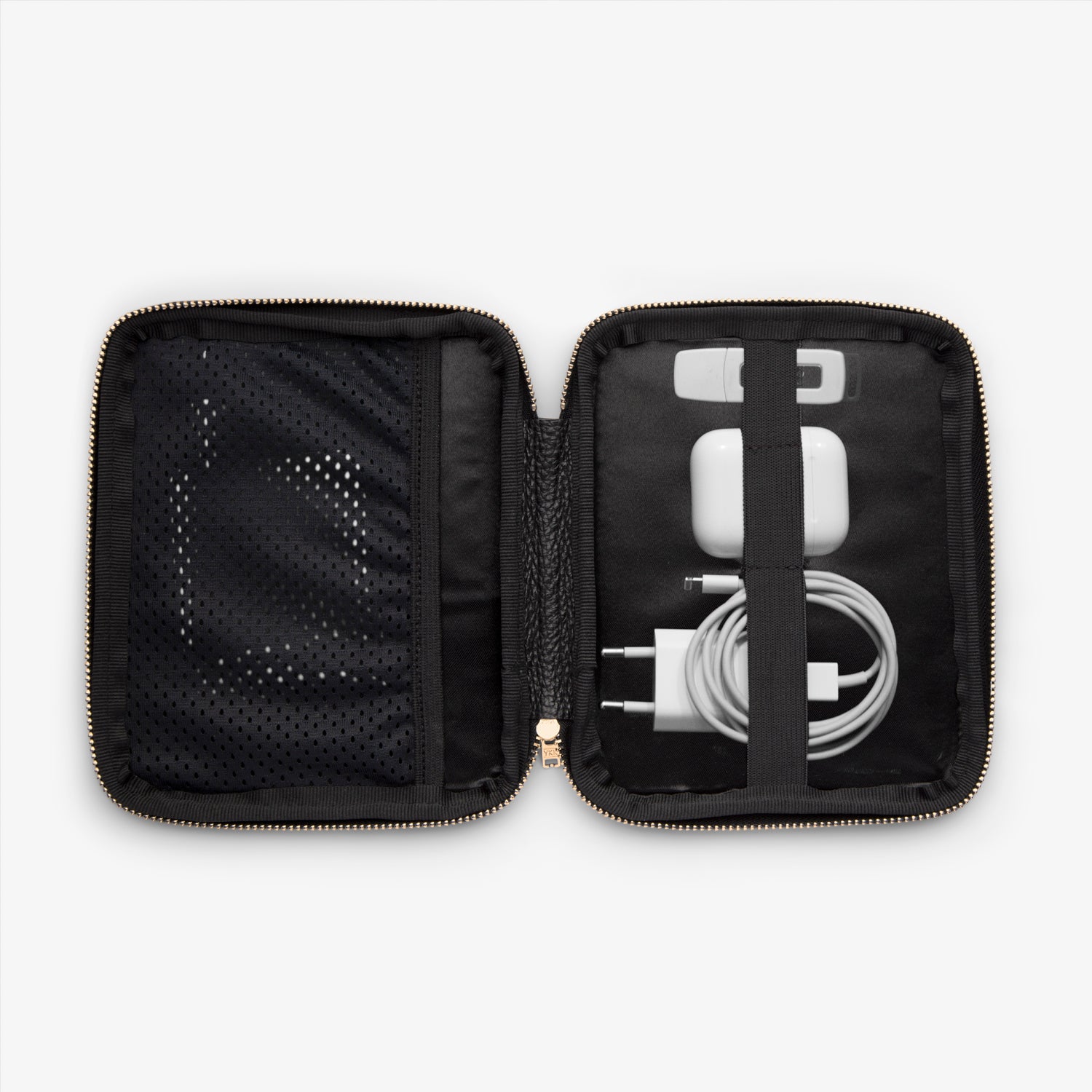 Shows the inside of a cable pocket displaying a phone charger, Airpods, a USB-stick and other cables, all neatly arranged and organized for easy access while on the go.